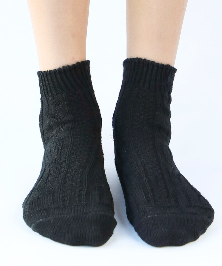 100% cotton ankle socks with knit pattern in black