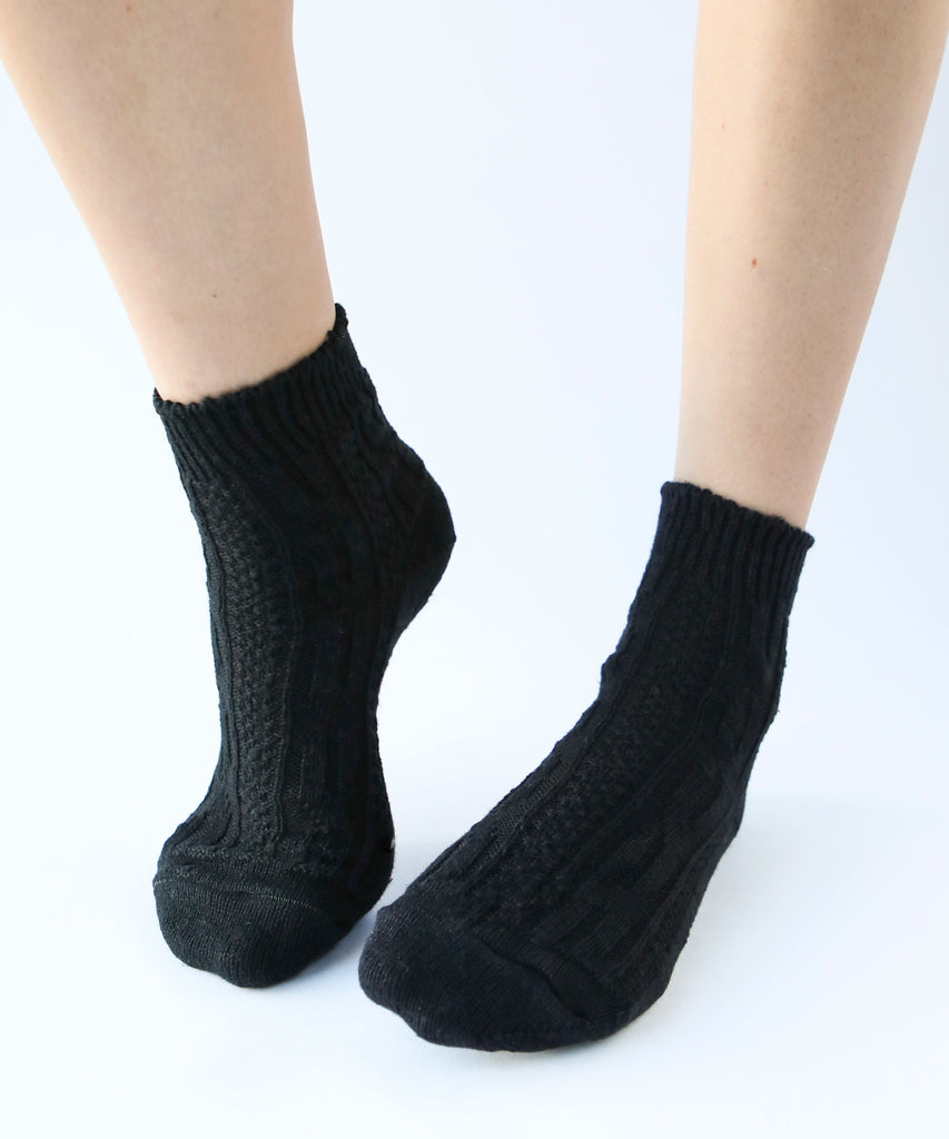 100% cotton ankle socks with knit pattern in black