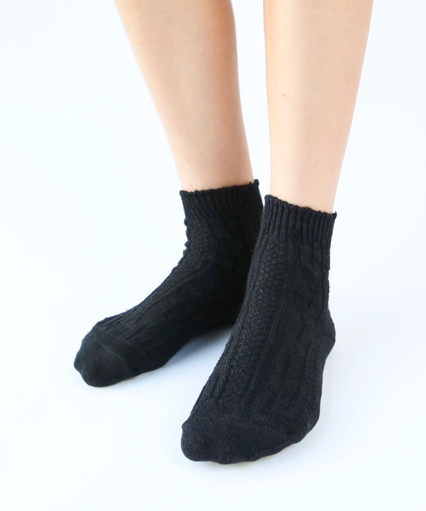 100% cotton ankle socks with knit pattern in black