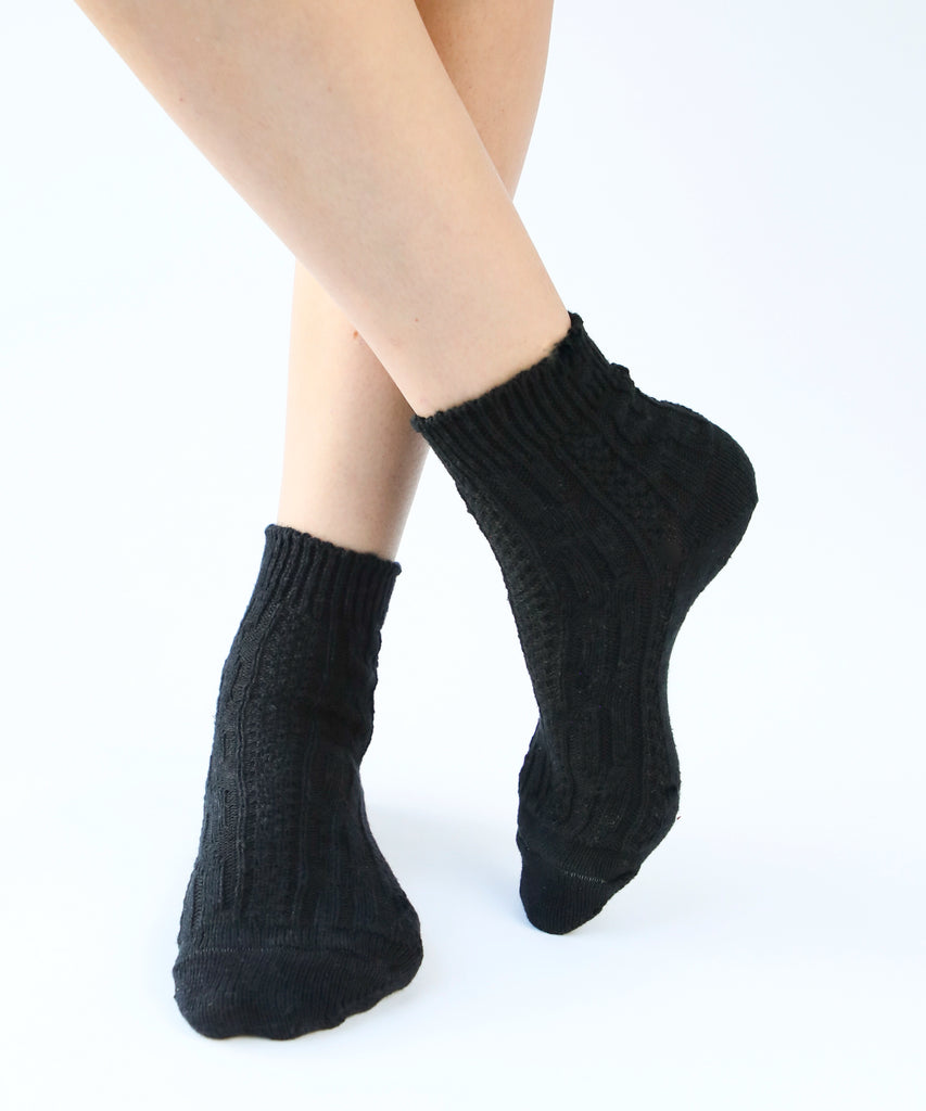 100% cotton ankle socks with knit pattern in black