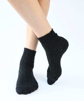 100% cotton ankle socks with knit pattern in black