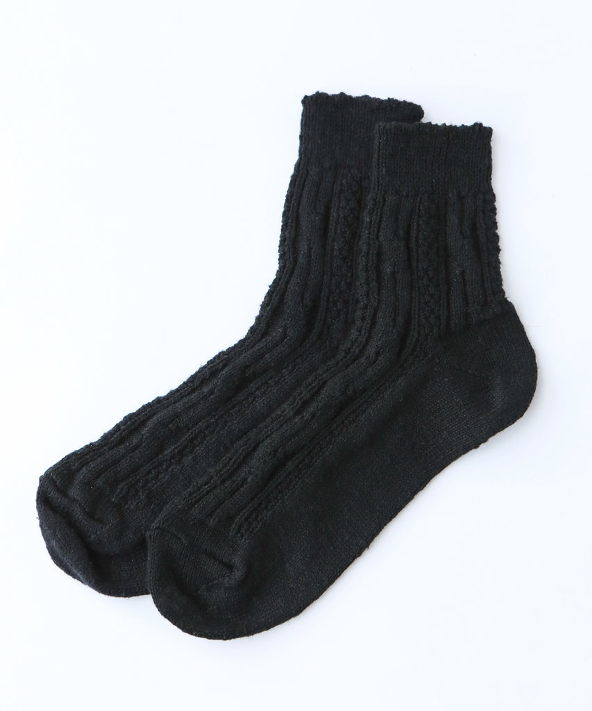 100% cotton ankle socks with knit pattern in black