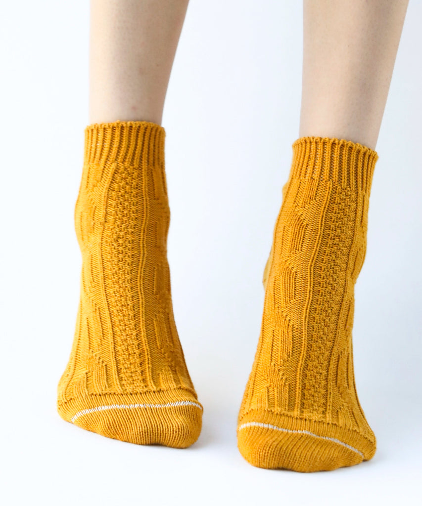 100% cotton ankle socks with knit pattern in mustard yellow
