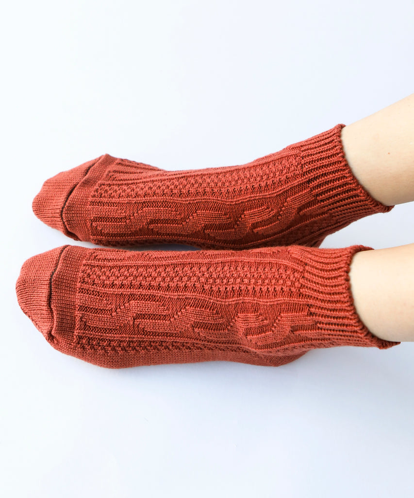 100% cotton ankle socks with knit pattern in rust colour