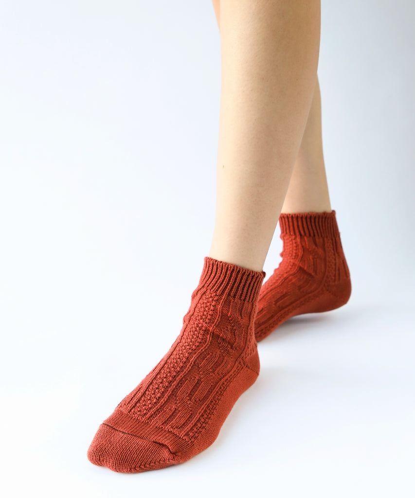 100% cotton ankle socks with knit pattern in rust colour