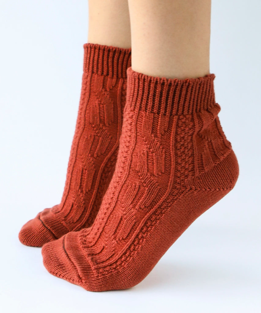 100% cotton ankle socks with knit pattern in rust colour