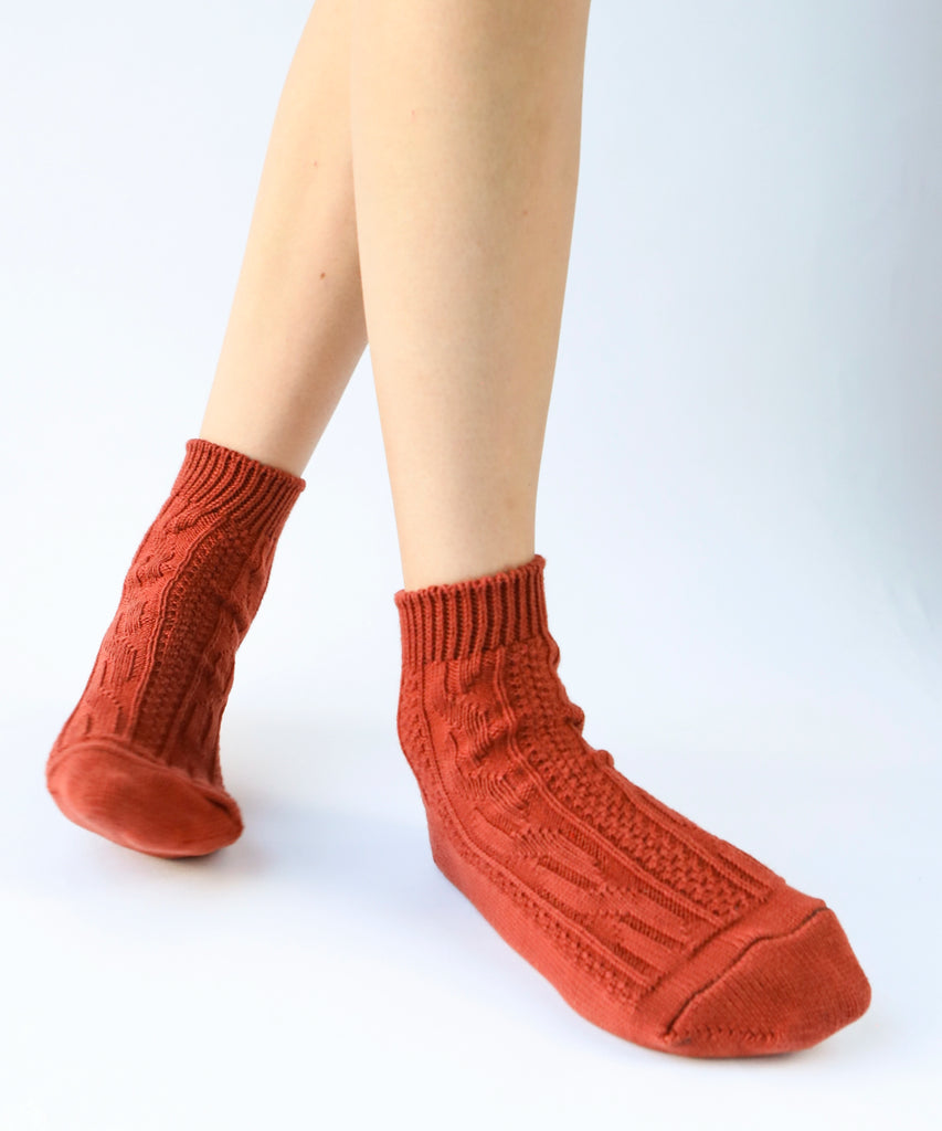 100% cotton ankle socks with knit pattern in rust colour