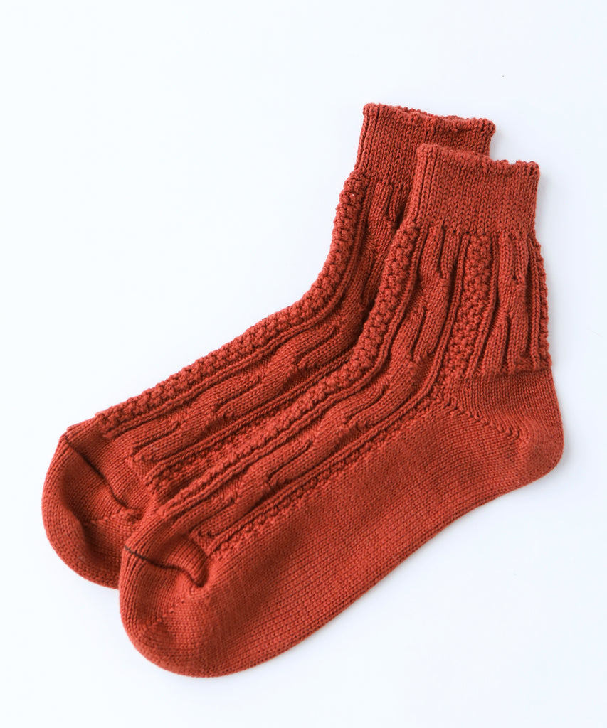 100% cotton ankle socks with knit pattern in rust colour