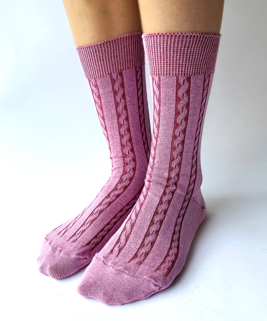 Cotton dress socks with cable design in pink and burgundy