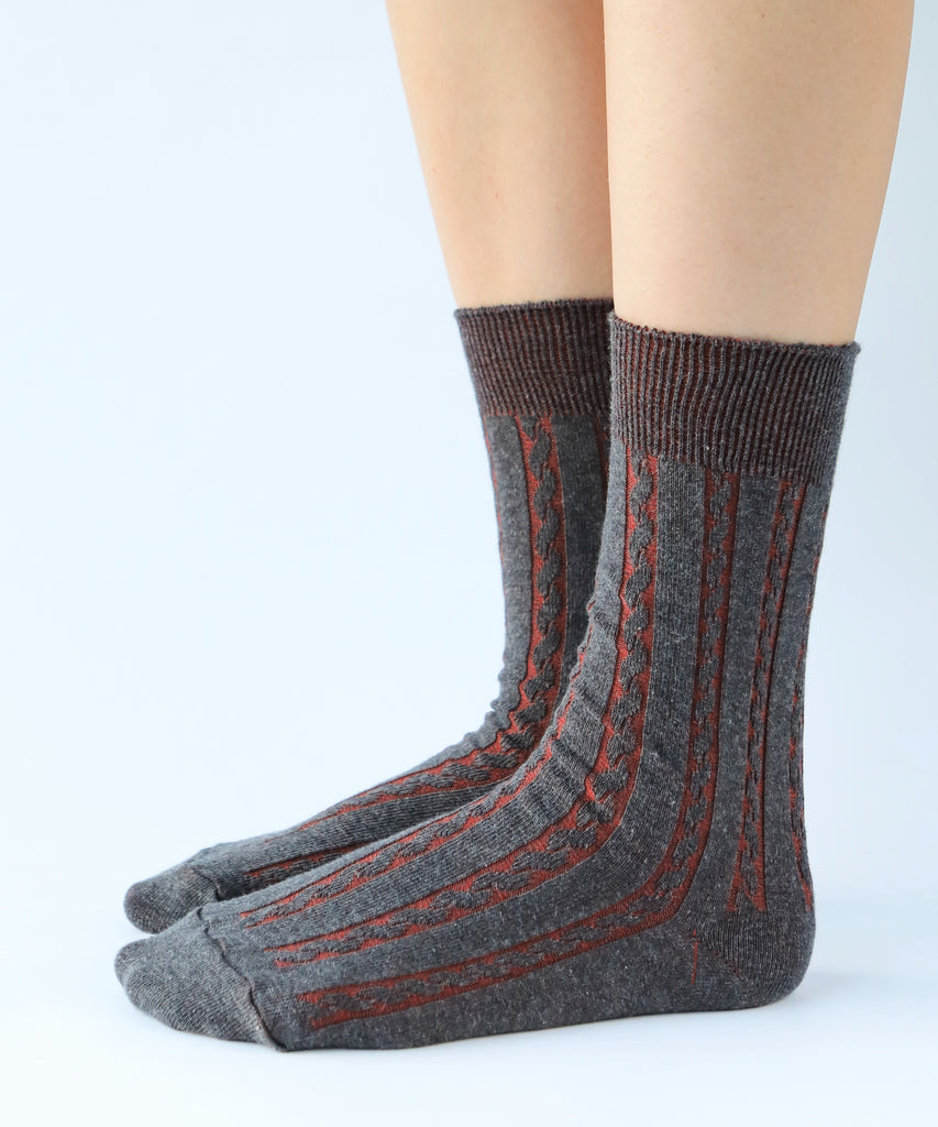 Cotton dress socks with cable design in dark grey and rust