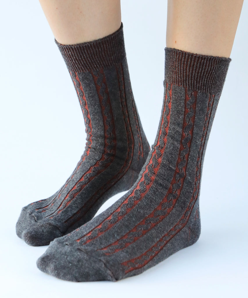 Cotton dress socks with cable design in dark grey and rust