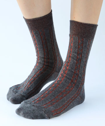 Cotton dress socks with cable design in dark grey and rust