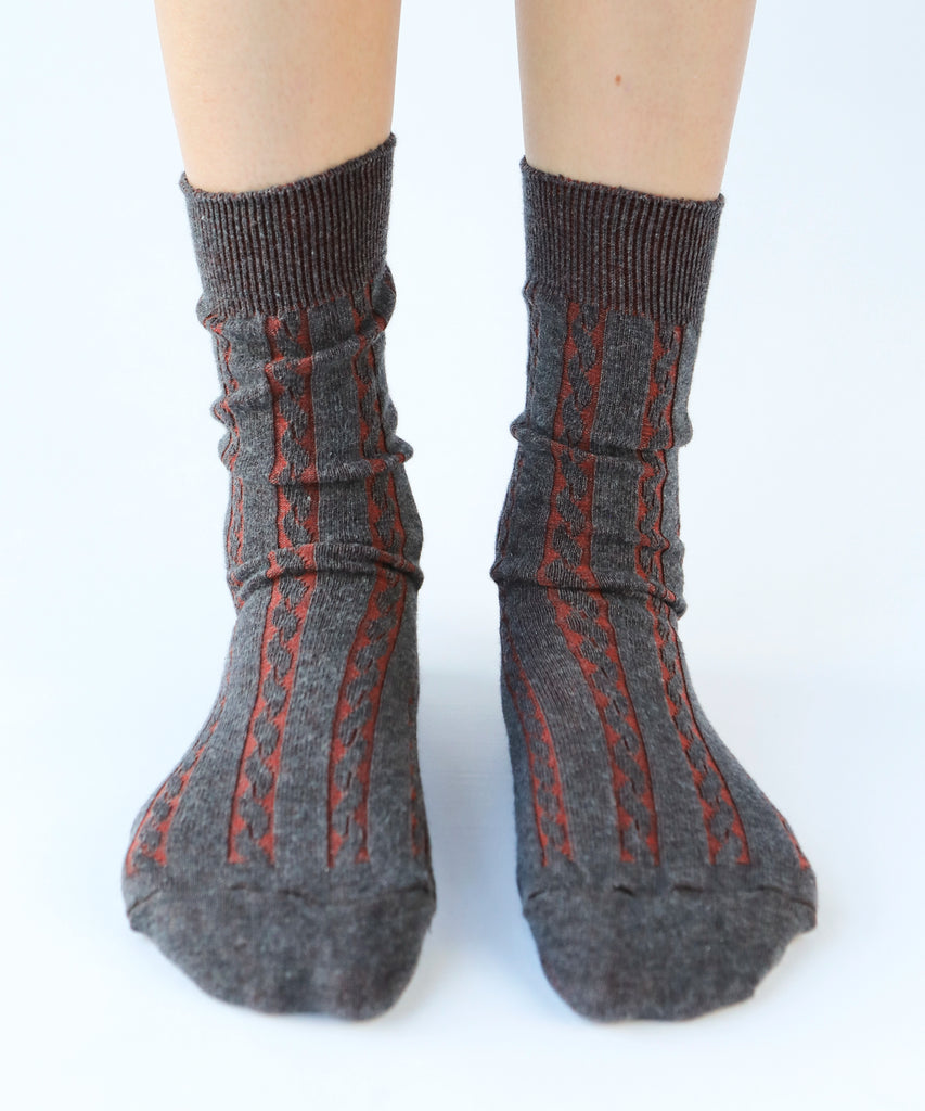 Cotton dress socks with cable design in dark grey and rust