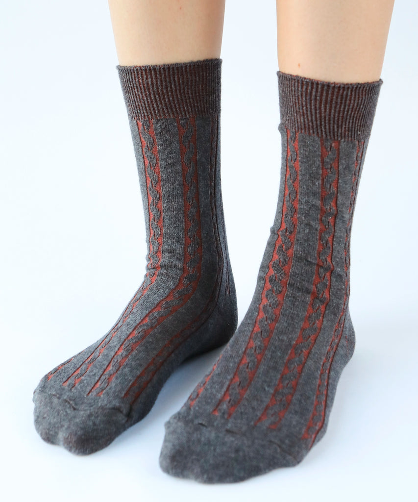 Cotton dress socks with cable design in dark grey and rust