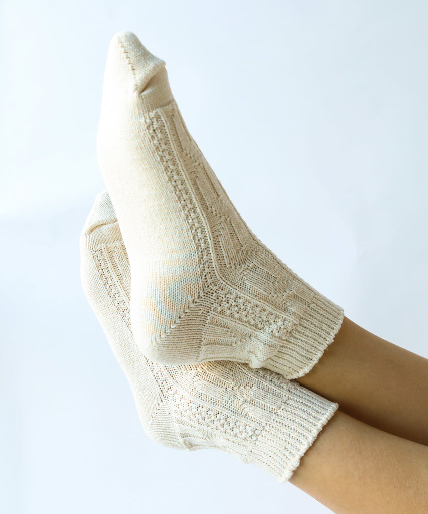 100% cotton ankle socks with knit pattern in off white