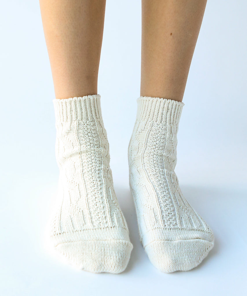 100% cotton ankle socks with knit pattern in off white