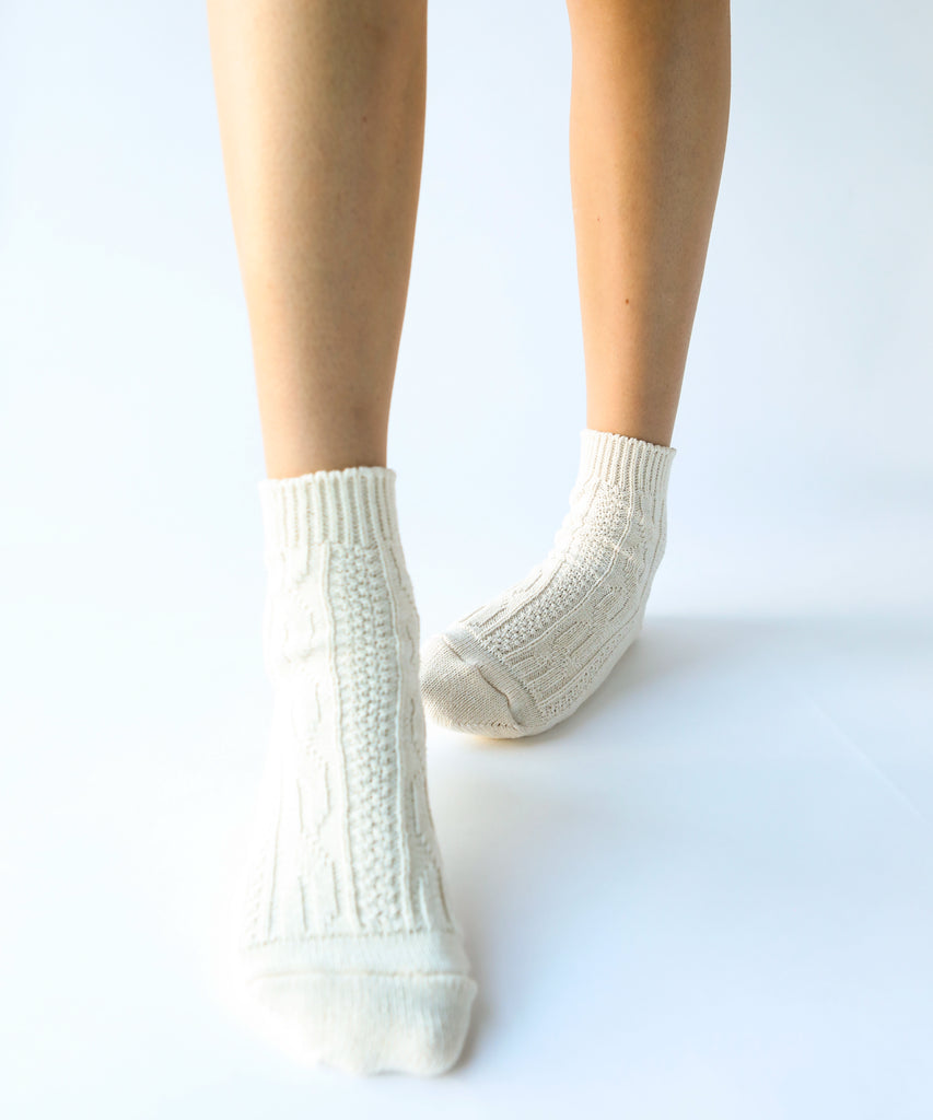 100% cotton ankle socks with knit pattern in off white
