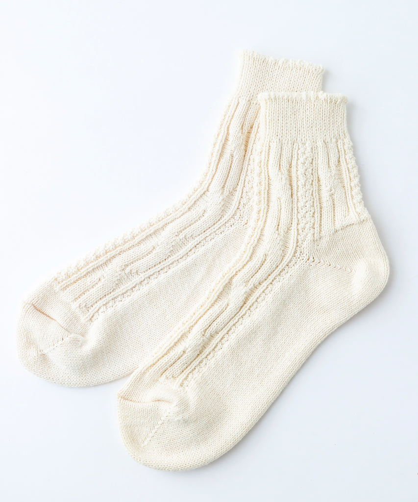 100% cotton ankle socks with knit pattern in off white