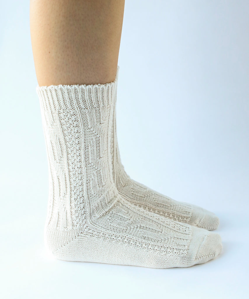 100% cotton socks with knit pattern in off white