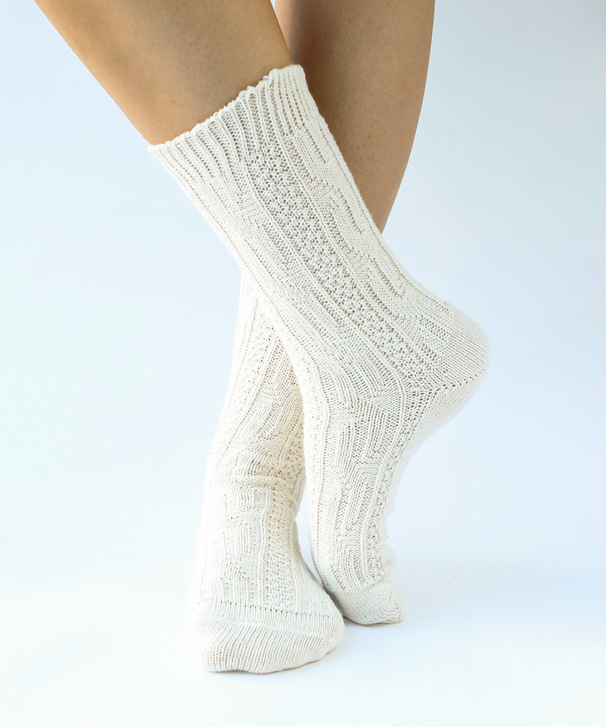 100% cotton socks with knit pattern in off white