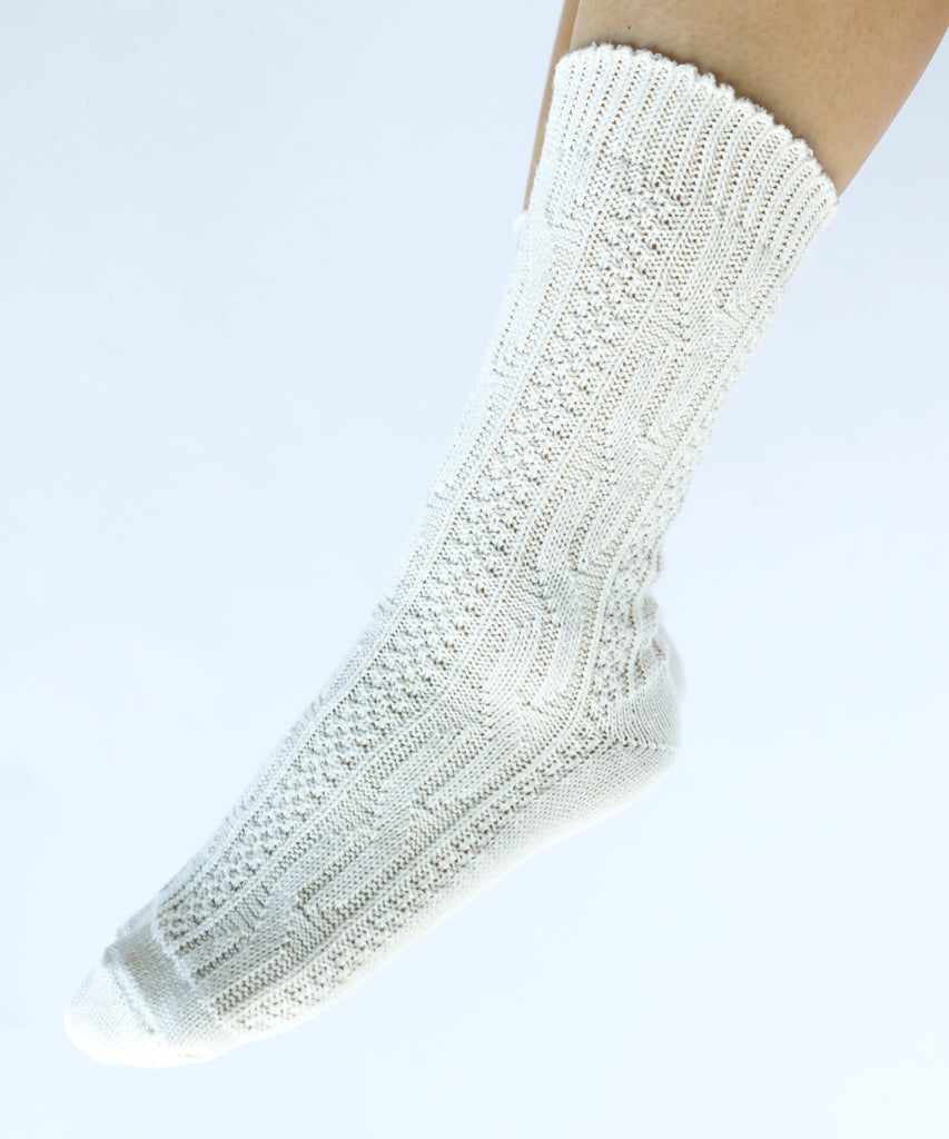 100% cotton socks with knit pattern in off white