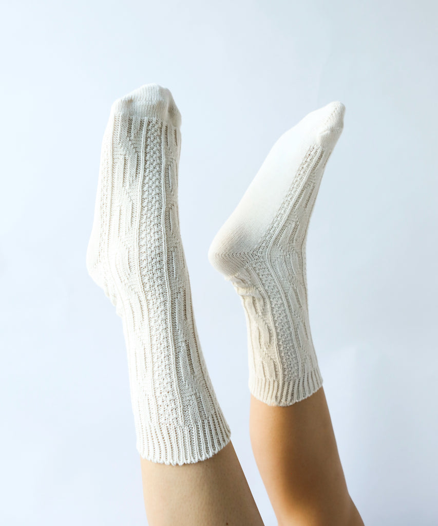 100% cotton socks with knit pattern in off white