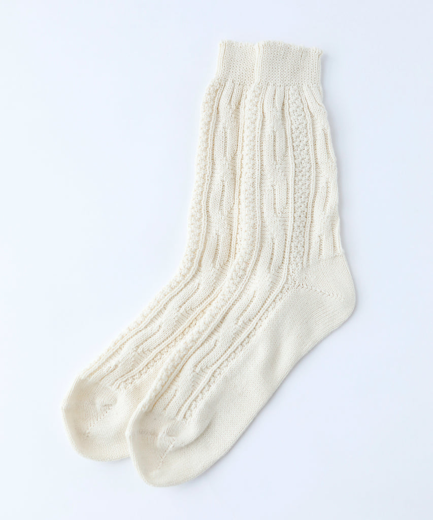 100% cotton socks with knit pattern in off white