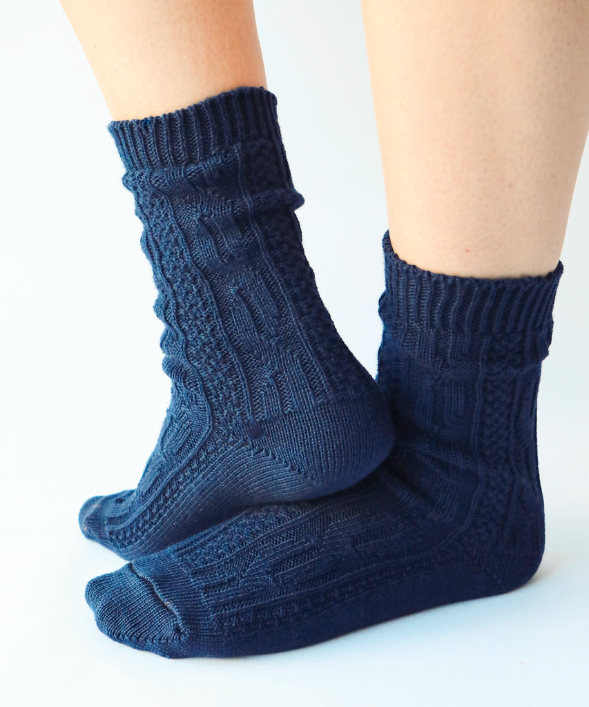 100% cotton socks with knit pattern in navy blue
