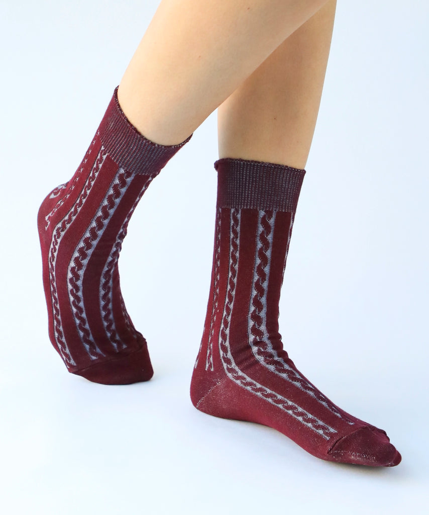 Cotton dress socks with cable design in maroon and blue