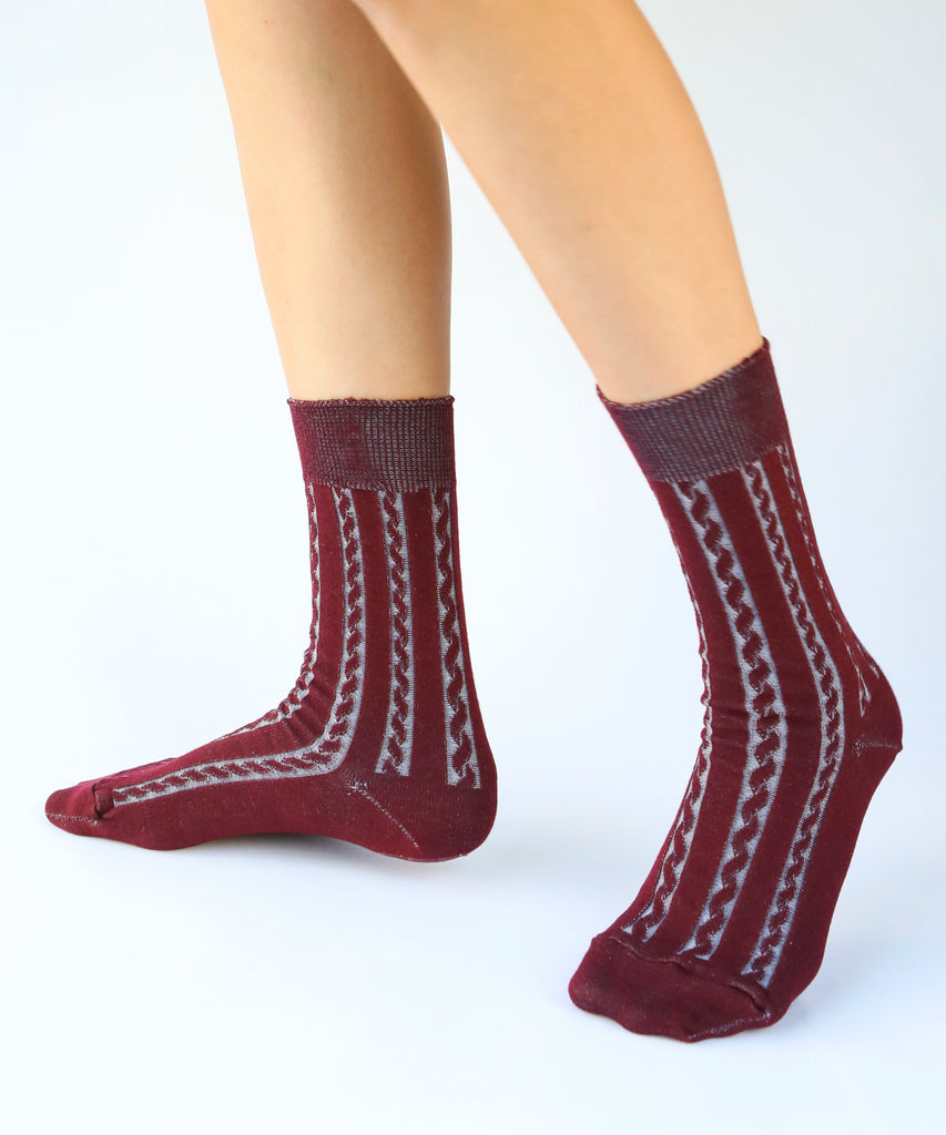 Cotton dress socks with cable design in maroon and blue