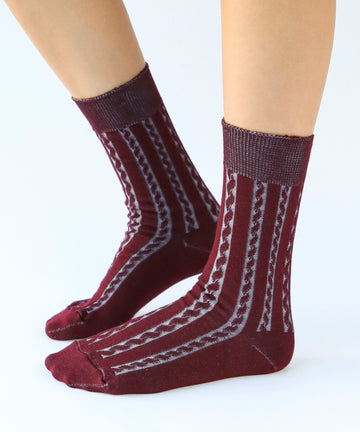 Cotton dress socks with cable design in maroon and blue