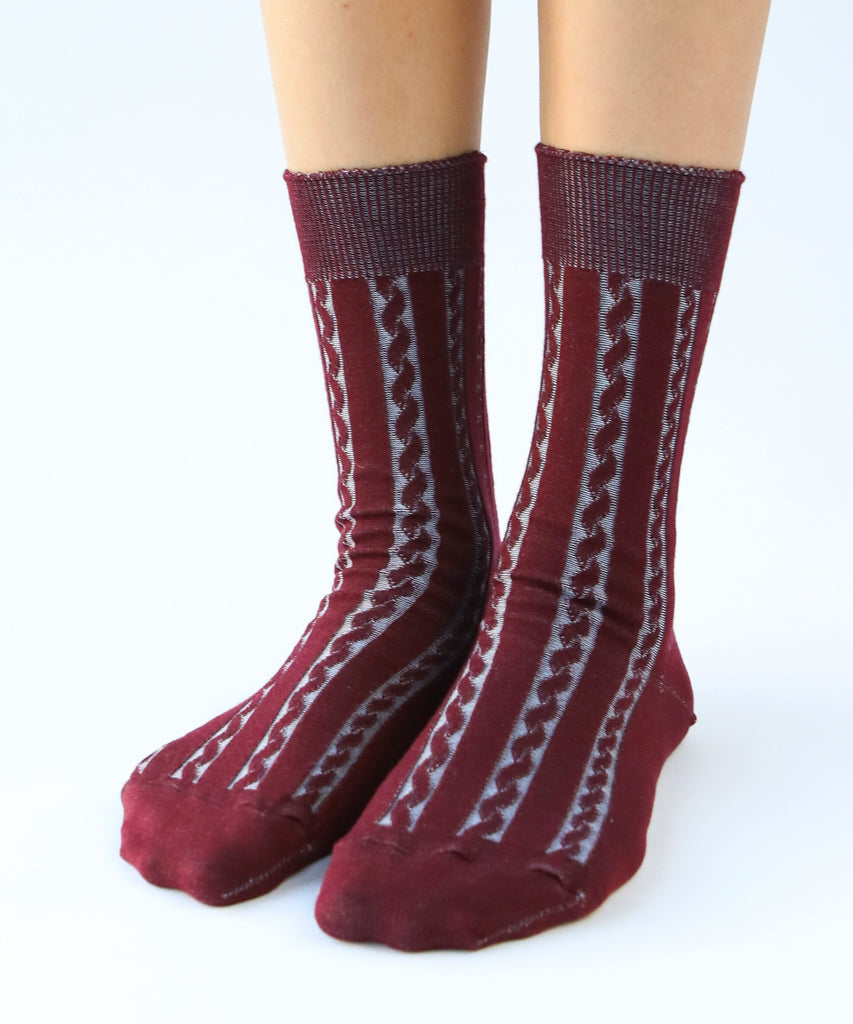 Cotton dress socks with cable design in maroon and blue