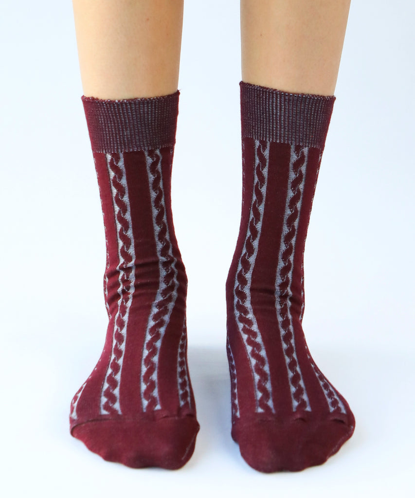Cotton dress socks with cable design in maroon and blue