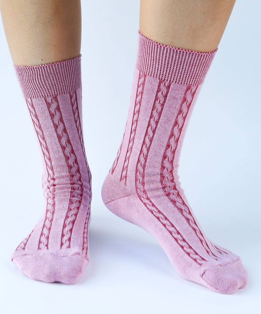 Cotton dress socks with cable design in pink and burgundy