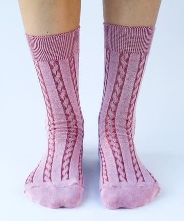 Cotton dress socks with cable design in pink and burgundy