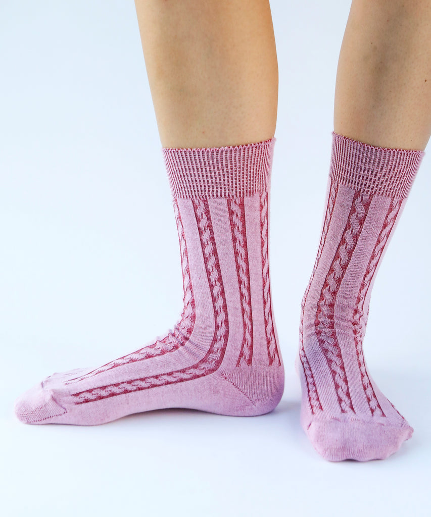 Cotton dress socks with cable design in pink and burgundy