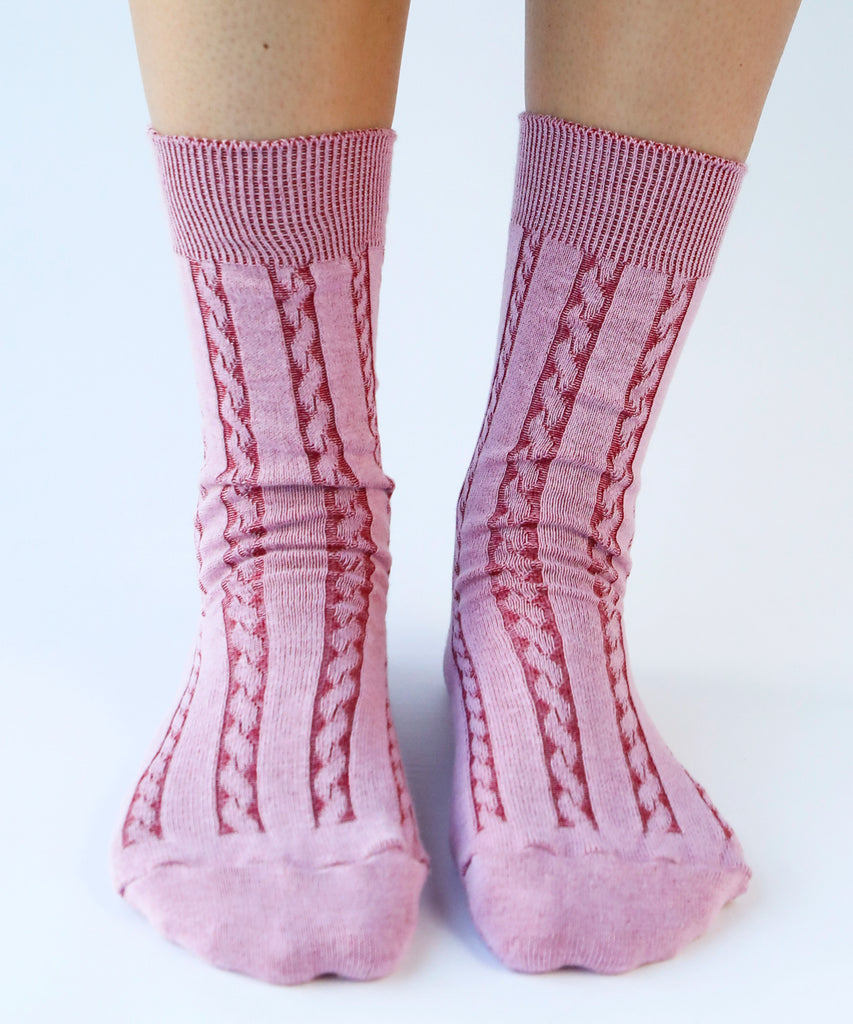 Cotton dress socks with cable design in pink and burgundy