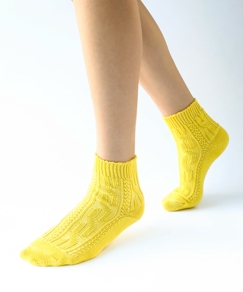 100% cotton ankle socks with knit pattern in bright yellow
